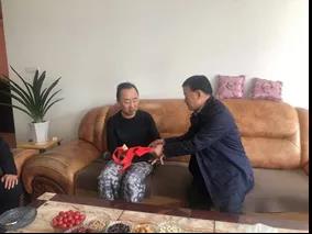 敦煌種業(yè)領導看望慰問公司老干部、老黨員及困難黨員職工