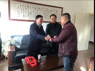 敦煌種業(yè)領導看望慰問公司老干部、老黨員及困難黨員職工